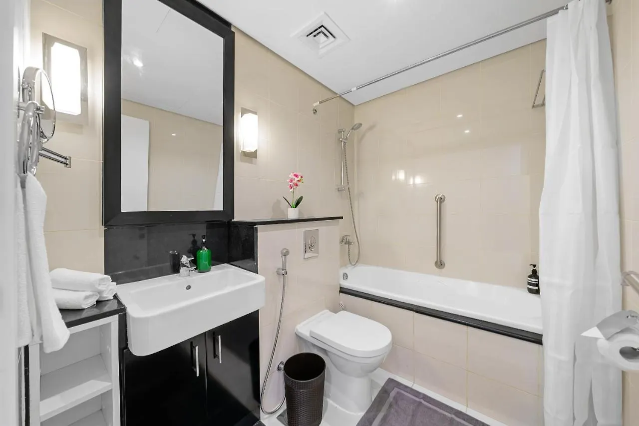 Homey 2Br Damac Maison Cour Jardin, Business Bay Dubaj Apartman